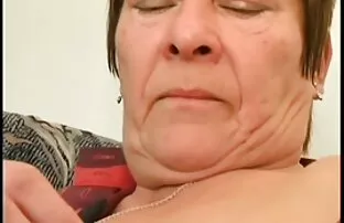 Chubby Granny ជាមួយ Pussy មានរោមគឺពេញចិត្តយុវវ័យ