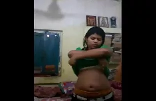 វីដេអូឃ្លីបបែបសិចស៊ី Bangla slut នៅលើ cam