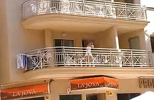ក្មេងស្រី cam លាក់ដោយគ្មានខោនៅលើយ៉រ