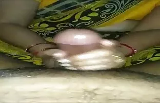 Desi Bhabhi ផ្តល់ប្រេងម៉ាស្សាដល់ជល់មាន់