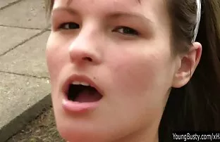 ក្មេងជំទង់ Brunette ឈ្មោះ Rita ចូលទៅខាងក្រៅ