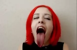 ក្មេងស្រីដែលមានអណ្តាតធំ