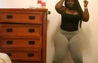 នំ Bbw Ebony នៅក្នុងឈុតពណ៌ប្រផេះ