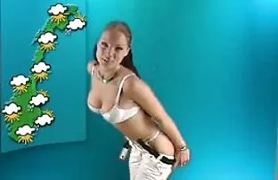 ស្រីស្អាតដោះអាវចេញ