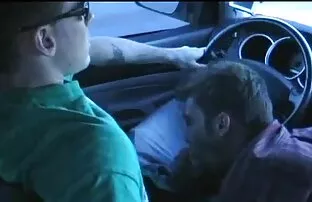 Scramble និង Cumshot ក្តៅនៅក្នុងឡាន