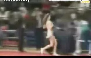 Cheerleader ដកកំពូលរបស់គាត់ក្នុងកំឡុងពេលលេងបាល់បោះ