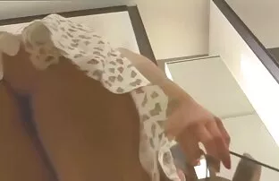 ជំនួយការហាងស្បែកជើង Upskirt ៣