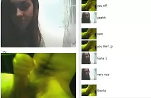 Webcam ជាមួយ brunette គួរឱ្យចាប់អារម្មណ៍មួយ