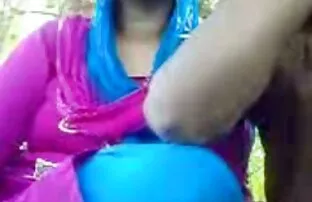 Desi មីងនៅក្នុងឧទ្យាន